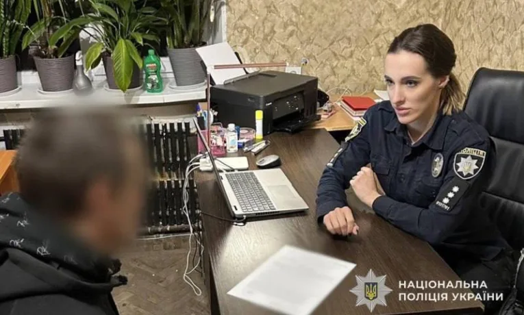 задушив шарфом