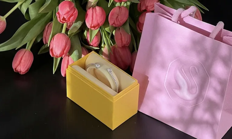 Прикраси на 8 березня: безпрограшний вибір