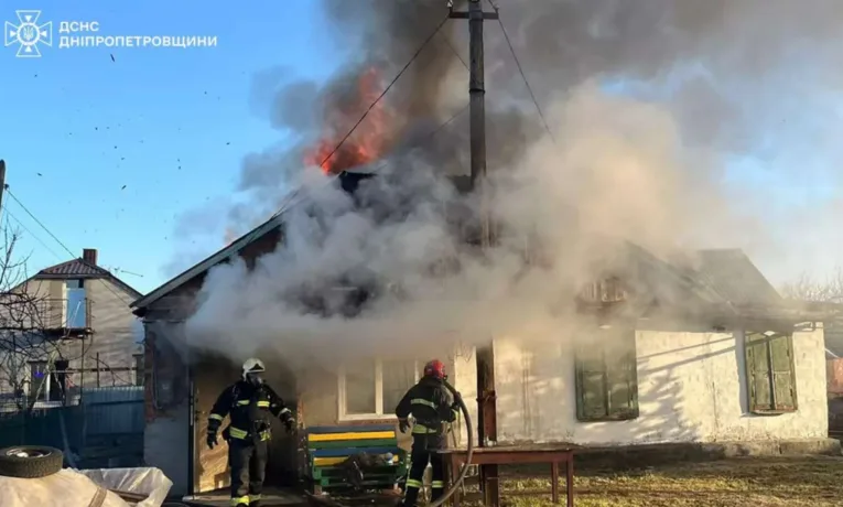 У Дніпрі виявили тіло жінки після ліквідації пожежі в будинку