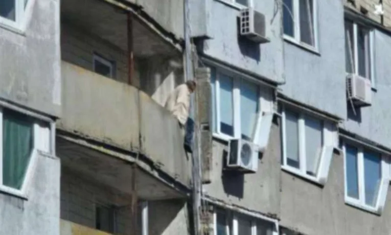 У Дніпрі на проспекті Науки чоловік намагався стрибнути з балкона: що відомо
