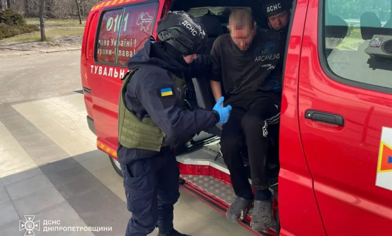 Наслідки ворожих атак на Дніпропетровщину: пошкодження будинків, поранені люди