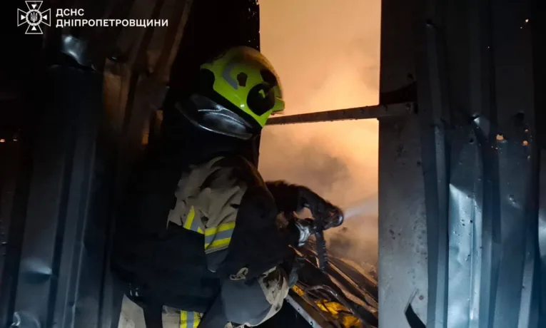Рятувальники ДСНС ліквідують наслідки нічних обстрілів Дніпропетровщини