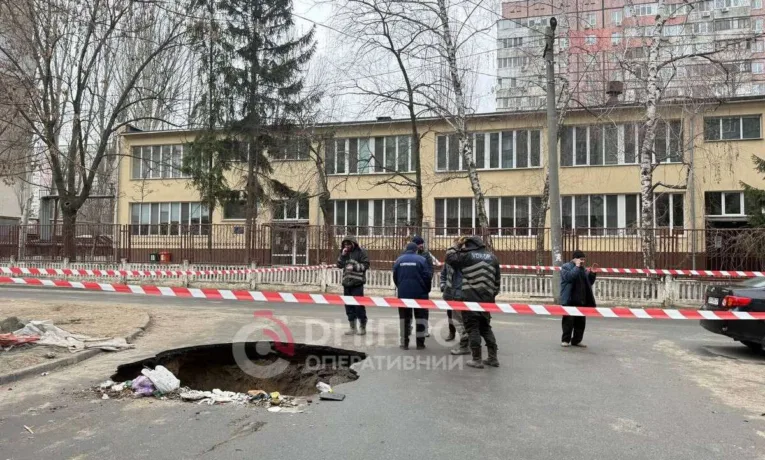 Сміттєвоз провалився в колектор на Набережній Перемоги в Дніпрі