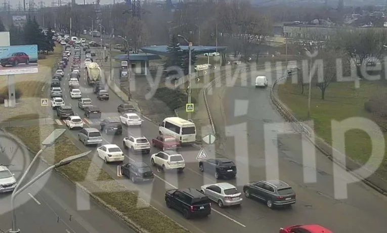 У Дніпрі біля Кайдацього мосту утворився масштабний затор: що сталося