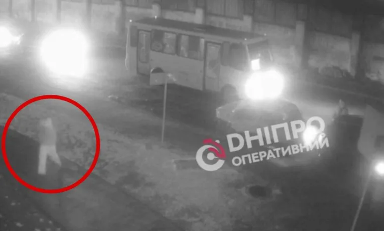 Протаранили авто на перехресті та втекли з місця: у Дніпрі поліція розшукує винуватців зухвалої ДТП