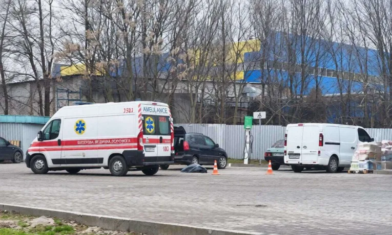 На території заправки в Дніпрі знайшли труп людини