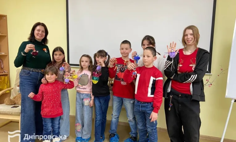 Діти у Дніпровському центрі соціальних служб створили ляльок власноруч