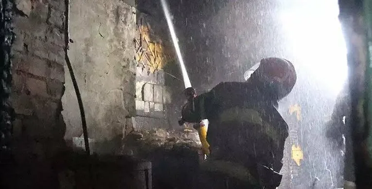 На Дніпропетровщині рятували чоловіка від диму у квартирі