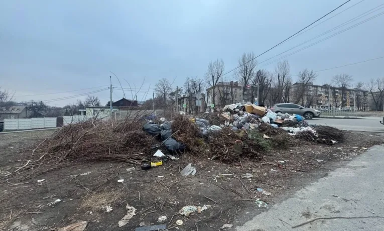 Дніпрян закликають сплачувати за вивезення сміття