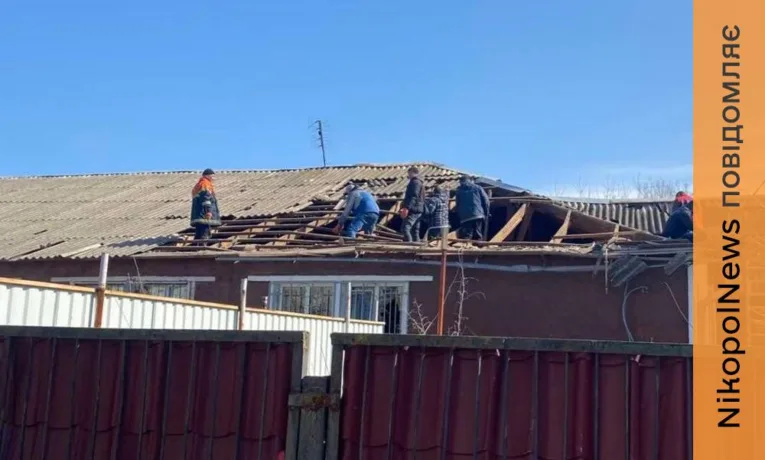 Комунальники Марганця ліквідують наслідки обстрілів: пошкоджені вікна, паркани та фасади будівель