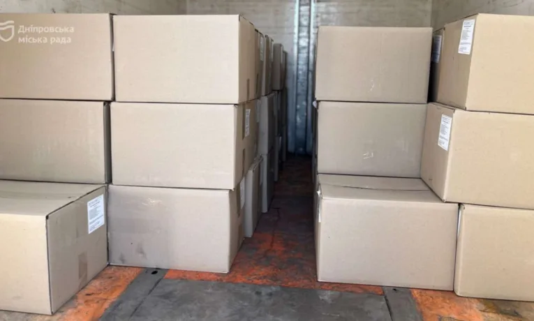 У Дніпрі продовжують забезпечувати ВПО продуктовими наборами коштом міста