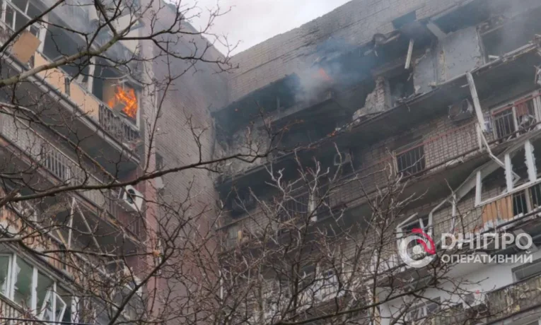 У Дніпрі внаслідок атаки рф пошкоджена багатоповерхівка: перші подробиці від ОВА