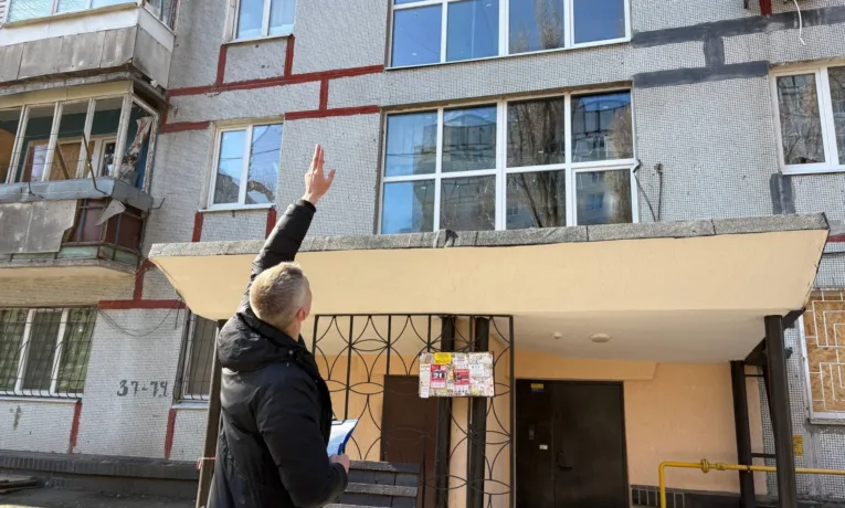 У Дніпрі провели безкоштовну заміну вікон після ворожої атаки