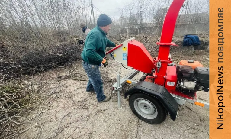 На Нікопольщині перетворюють гілки чагарника на паливо