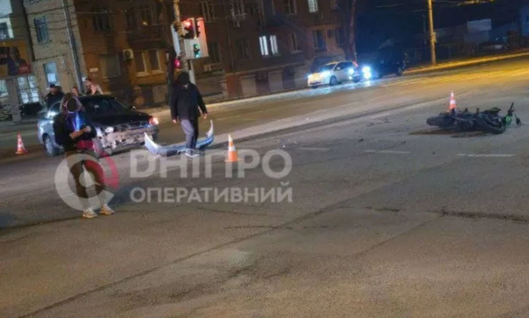У Дніпрі на Богдана Хмельницького стався загадковий інцидент: зіткнення мотоцикла та легковика