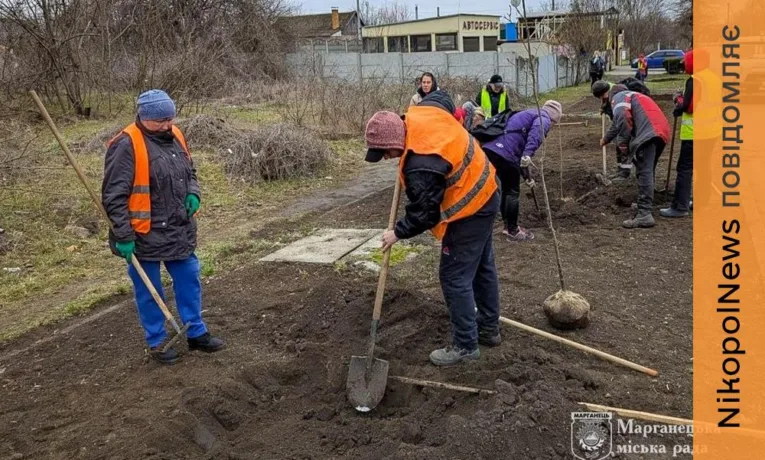 Комунальники Марганця ліквідовували наслідки обстрілів та висаджували дерева
