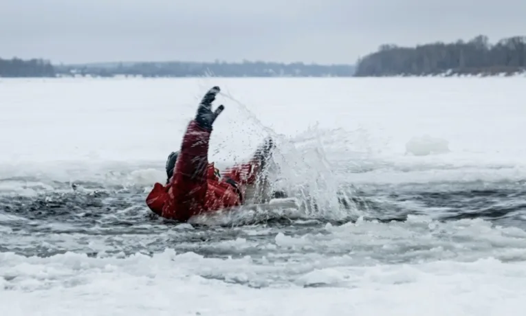 Рибалка провалився під кригу під Дніпром: подробиці інциденту