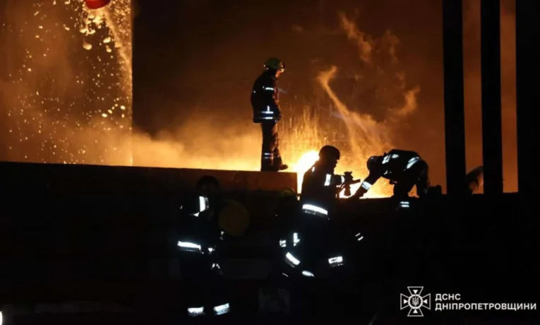Масштабна пожежа внаслідок нічних атак на Дніпропетровщині: загиблий та постраждала