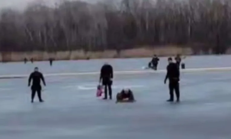 Людина провалилася під кригу на Набережній Перемоги у Дніпрі