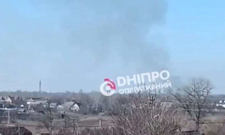 Над лівим берегом Дніпра здійнявся густий стовп диму: що відомо