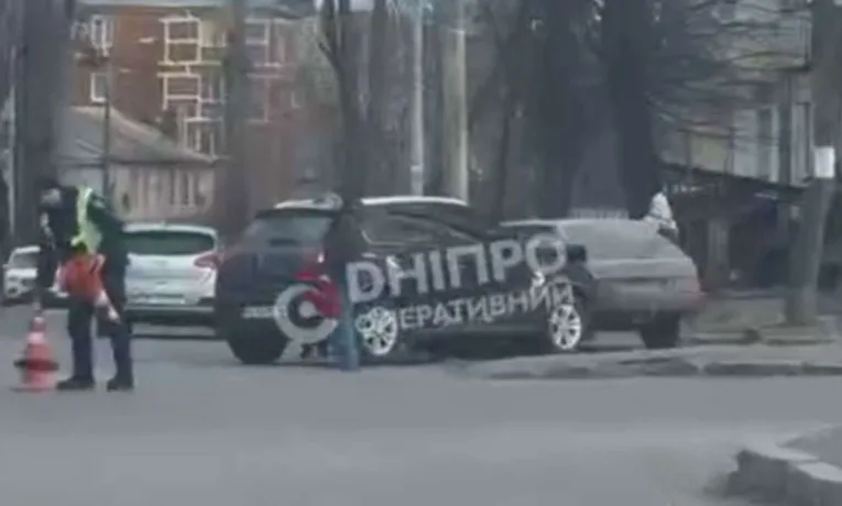 ДТП у Дніпрі: Mazda врізалася в припарковане авто на просп. Науки