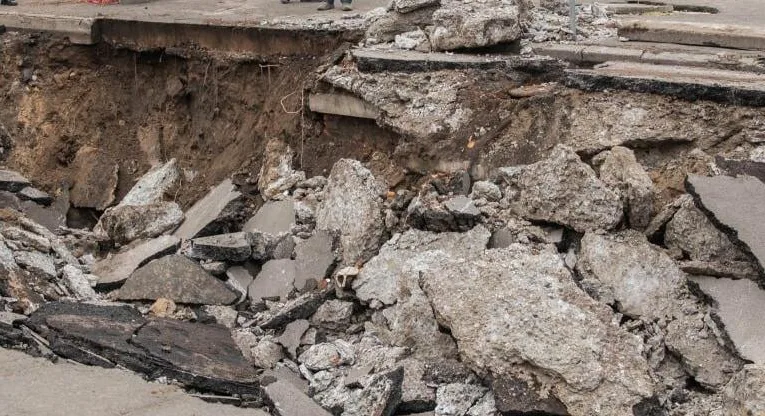 Гігантська прірва у Дніпрі: чи є загроза для мешканців