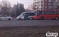 У Кривому Розі стався ДТП: робочий автобус в`їхав у легковик