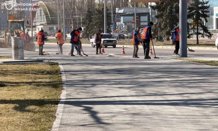 Весняне прибирання у Дніпрі: дороги та зливову систему очищують від піску і солі