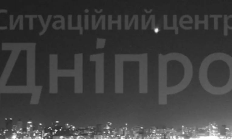 Небо над Дніпром: яскравий спалах, схожий на падаючу зірку