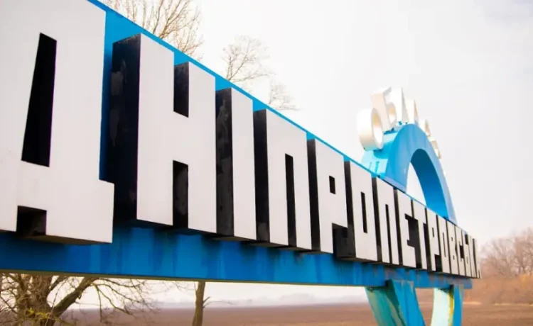 Тіло жінки дістали з-під завалів: наслідки російських ударів по Дніпропетровщині