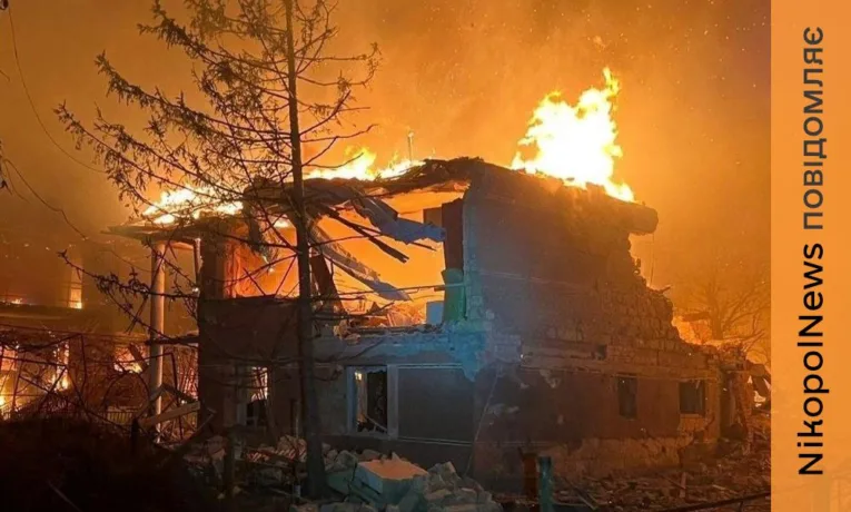 Двоє поранених, пожежі і руйнування: ворог бив по Нікопольщині, Синельниківщині і Павлоградщині