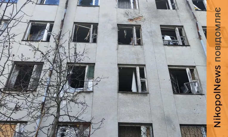 У Нікополі постраждав чоловік, пошкоджені адмінбудівля та авто швидкої, на Синельниківщині загинула людина і також є поранені