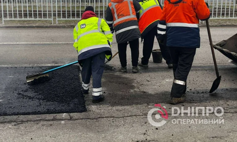 Дніпро ремонтує дороги після зими: вже відремонтовано понад 10 тисяч квадратних метрів
