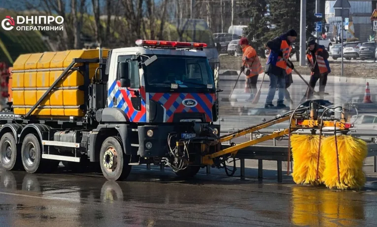 Дніпро: масштабне весняне прибирання доріг від пилу