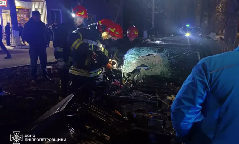 Трагедія на Дніпропетровщині: жінку вирізали з аварійного BMW