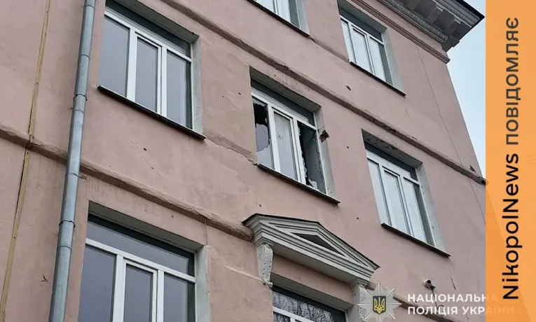 Обстріли Нікополя та області: троє поранених, пошкоджені ліцей, пожежний підрозділ та будинки