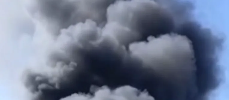 Дим аж до неба: загорівся магазин у Дніпровському районі