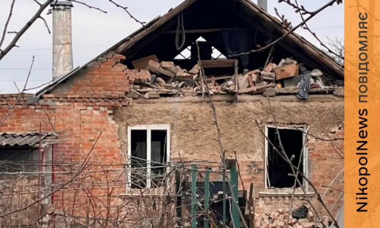 Прокинулася від того, що засипало уламками: у Нікополі збирають кошти на відновлення житла