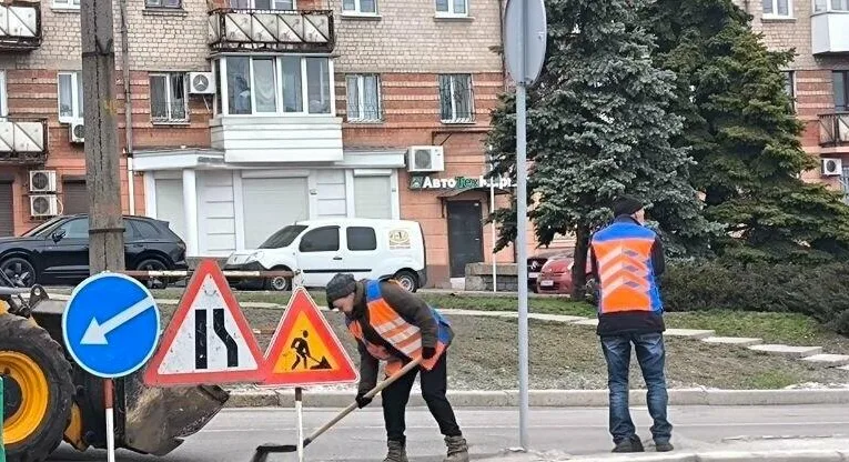 Дніпро: масштабне прибирання автошляхів після зими