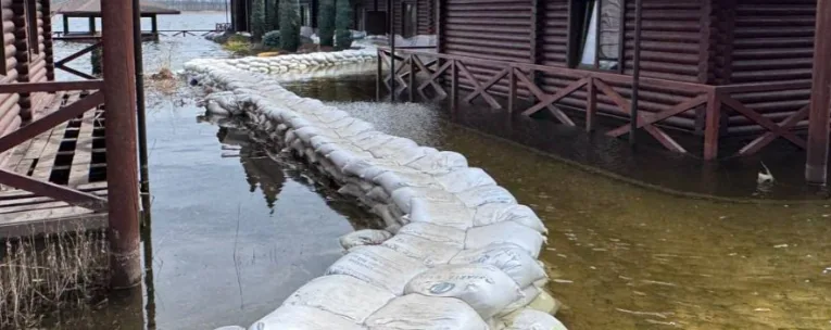 Турбаза під водою: на Дніпропетровщині піднялась річка
