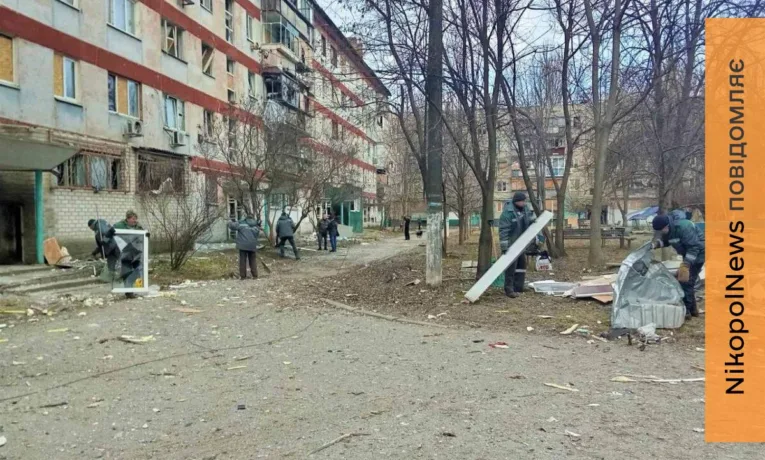 Ворог вдарив по Нікополю «Ураганом»: комунальники ліквідовують наслідки обстрілів