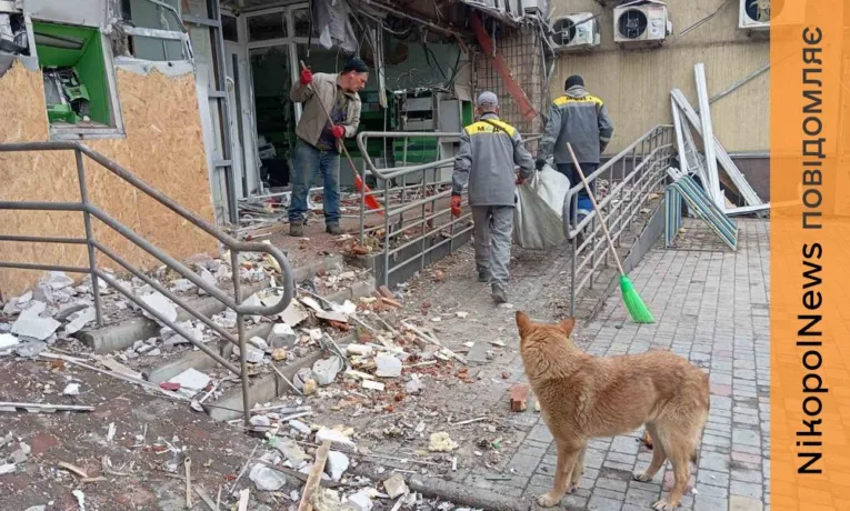 Нікополь після обстрілів: комунальники ліквідують руйнування та наводять лад у місті