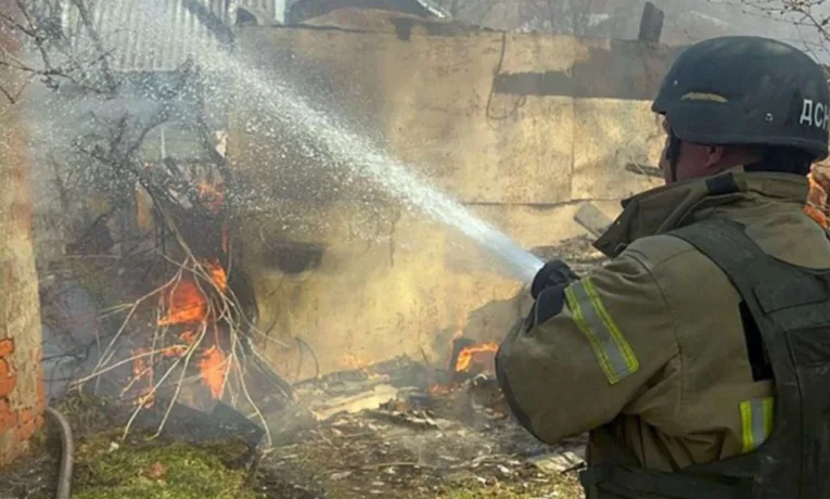 Поранена неповнолітня, виникли пожежі: вночі рф атакувала Дніпропетровщину