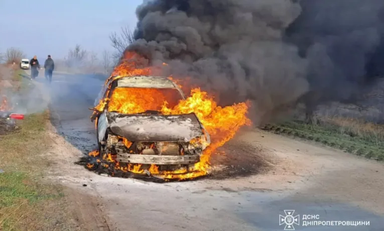 У селищі Аули на Кам'янщині вогонь знищив легковик Chevrolet Epica