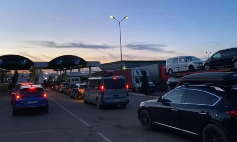 Плануєте поїздку? Дніпрянам розповіли про ситуацію на пунктах пропуску