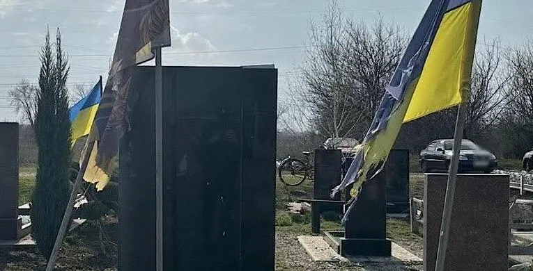 Шокуючий інцидент на Дніпропетровщині: могили військових зруйновані