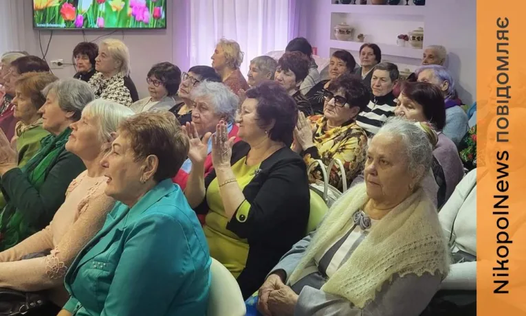 Концерт у терцентрі Покрова: чоловіками вітали жінок зі святом