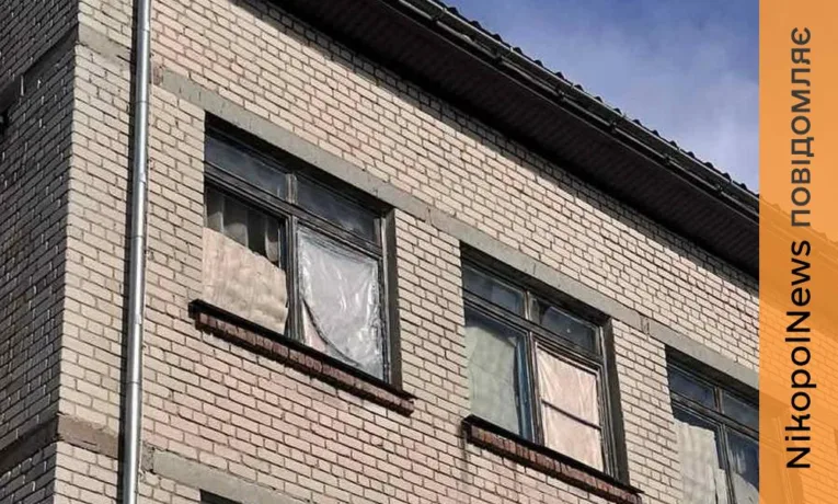 Нікополь та район під ворожими атаками: пошкоджений спортивний клуб, ліцей та приватні будинки