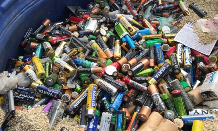Утилізація старих акумуляторів: штрафи за викидання літієвих батарей у звичайні смітники