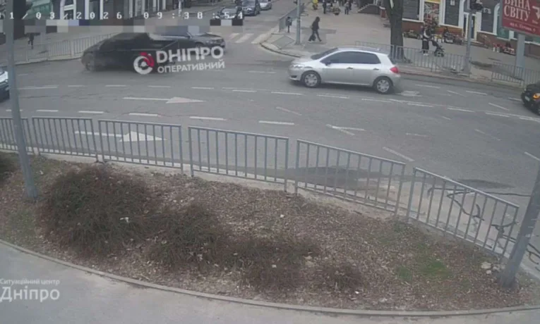 ДТП у Дніпрі: Volkswagen в'їхав на тротуар після зіткнення з Nissan